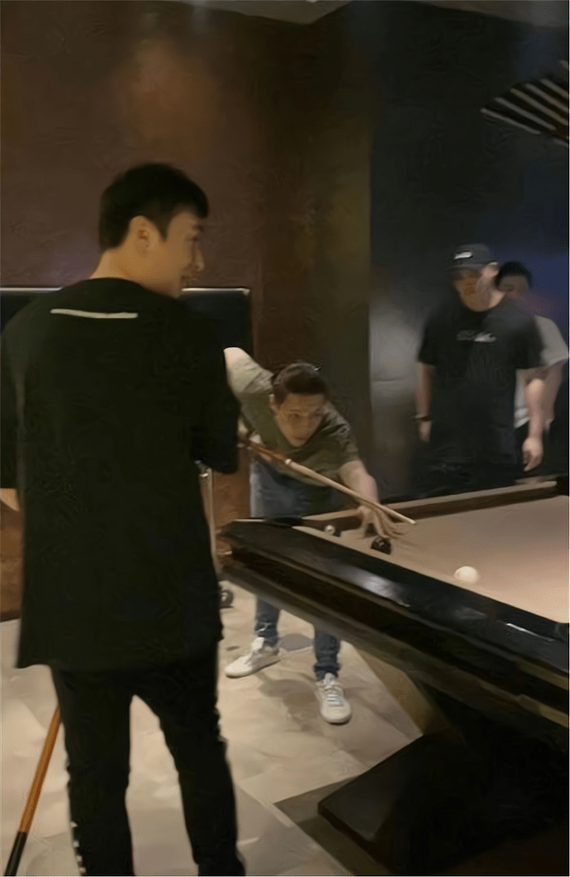 网友在夜店偶遇王思聪与张艺兴,两人还一起打台球