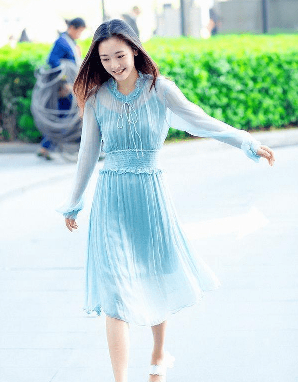 吴倩一张蓝色礼服照片,充满灵气,充满少女感,太美了
